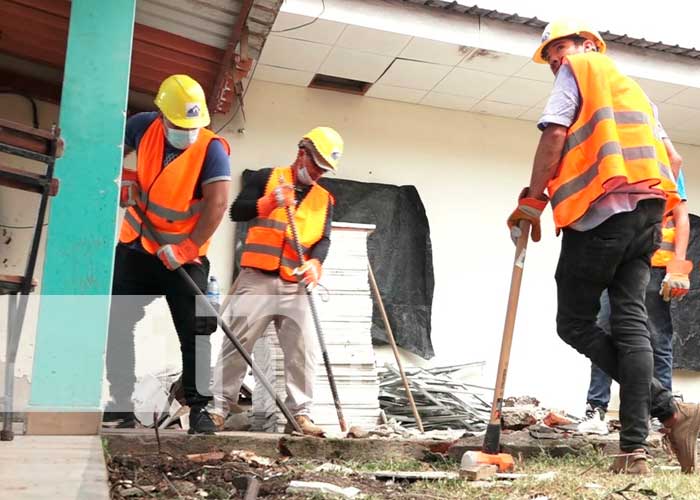Trabajadores construyendo una nueva área en el hospital de Estelí