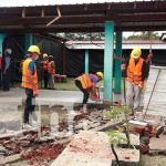 Trabajadores construyendo una nueva área en el hospital de Estelí