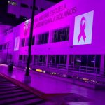 Fachada del Hospital Militar con imagen alusiva a la prevención del cáncer de mama