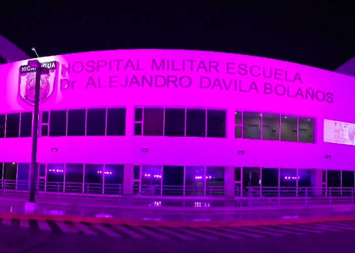 Fachada del Hospital Militar con imagen alusiva a la prevención del cáncer de mama