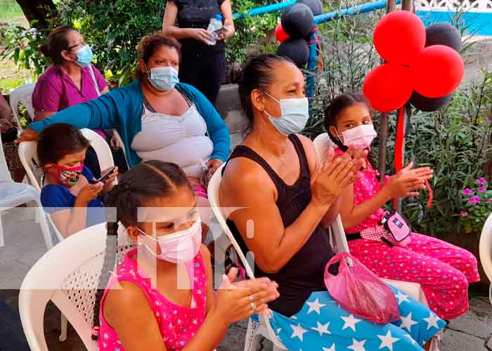 Familias de partos múltiples en Ciudad Sandino reciben paquetes alimenticios