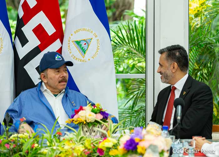 Presidente de Nicaragua, Daniel Ortega, en reunión con Sacha Llorenti, presidente ejecutivo del ALBA-TCP
