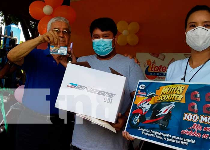 Lotería Nacional entrega motos a ganadores de La Raspadita