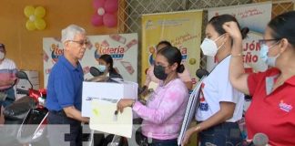 Lotería Nacional entrega motos a ganadores de La Raspadita