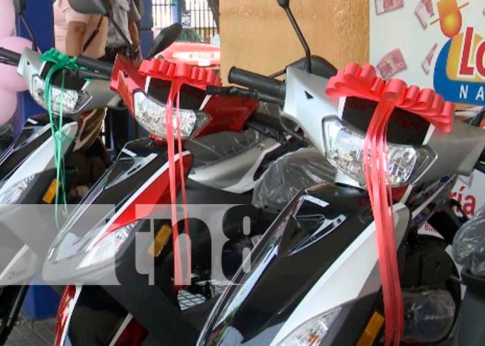 Lotería Nacional entrega motos a ganadores de La Raspadita