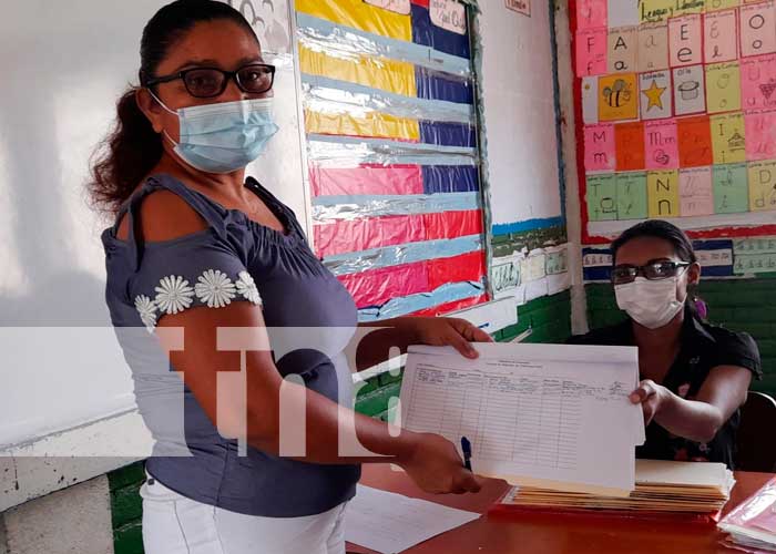 Proceso de matrícula en un colegio de Managua