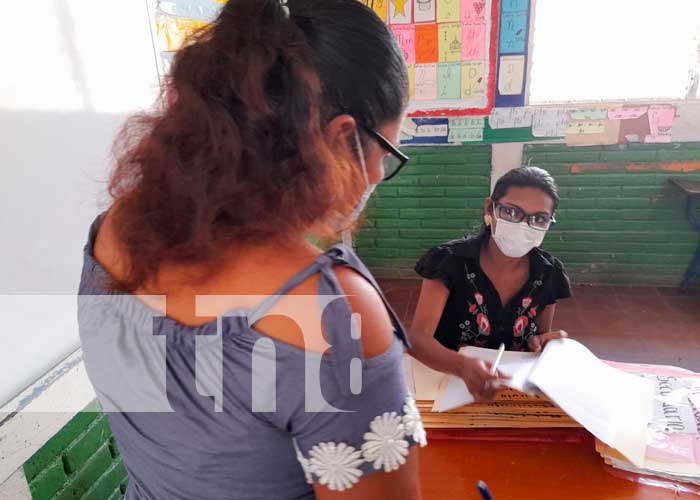 Proceso de matrícula en un colegio de Managua