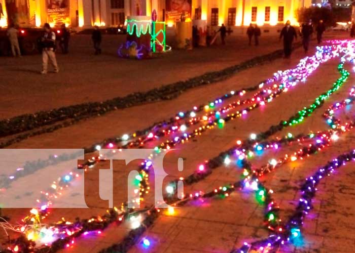 Luces navideñas para adornar lugares de mayor frecuencia por visitantes