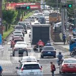 Tráfico en hora pico en una calle de Managua, Nicaragua