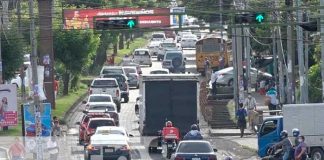 Tráfico en hora pico en una calle de Managua, Nicaragua