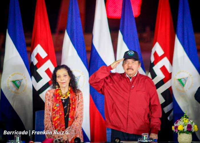 Presidente de Nicaragua, Daniel Ortega y Vicepresidenta Rosario Murillo en acto por entrega de buses rusos