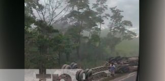 Camión cargado de bolsas de cemento se da vuelta en la Ctra. Río Blanco-Mulukuku