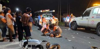 Mujer muere al estrellarse contra una camioneta