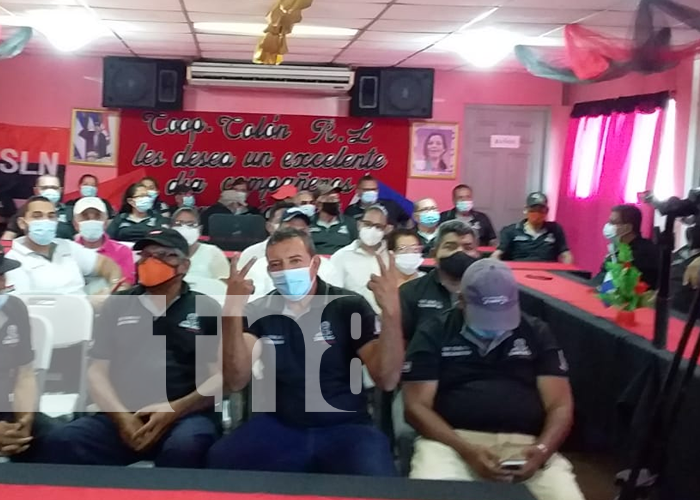 Miembros de las Cooperativas de Managua reciben contentos los buses nuevos