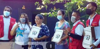 Entrega de títulos de propiedad a familias de Managua