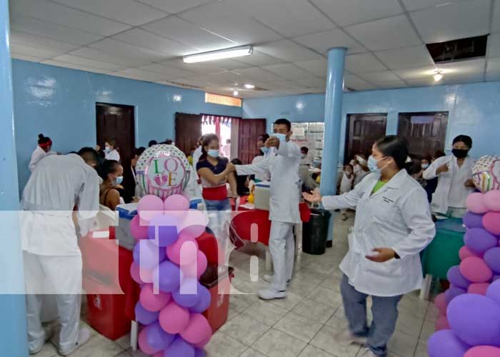 Mujeres embarazadas reciben la vacuna Pfizer en Chontales