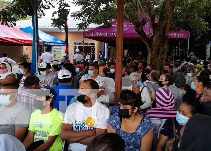Participan de vacunación voluntaria contra COVID-19 en Carazo