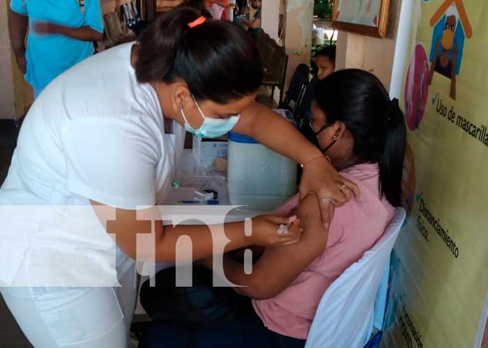 Dedicación del personal médico en vacunación de Granada