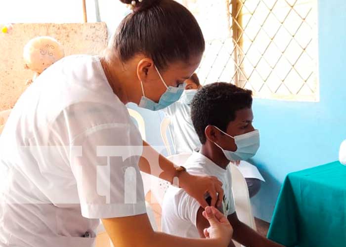 Aplicación de vacunas a niños, niñas, jóvenes y familias en Nandaime