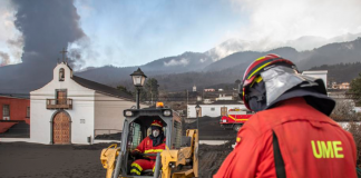 Unidad Militar de Emergencias (UME) limpian la ceniza volcánica