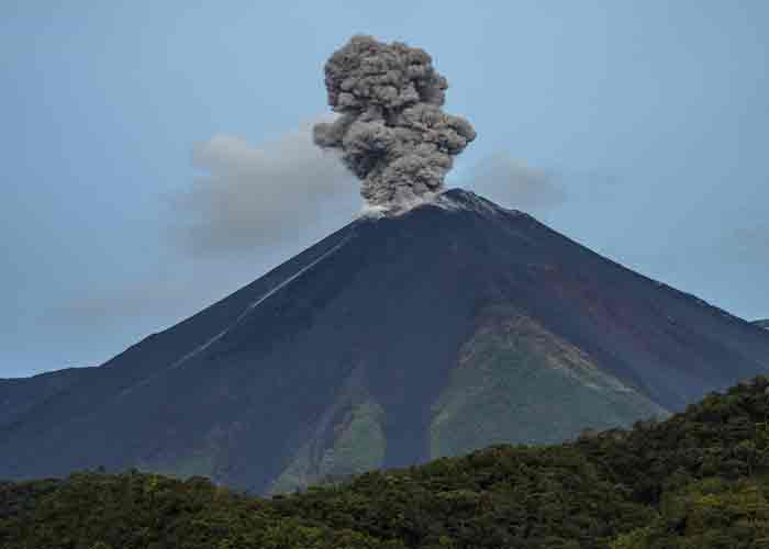 Alertan caída de ceniza del volcán Reventador de Ecuador