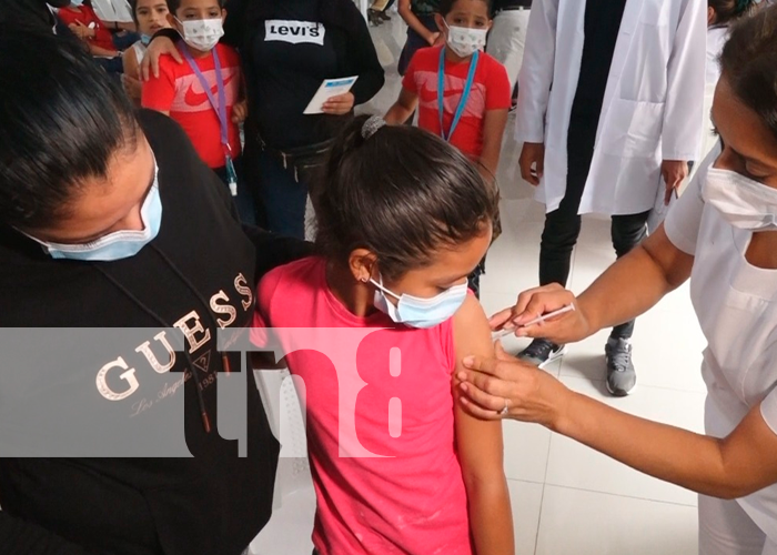 Niños reciben inmunización del COVID-19