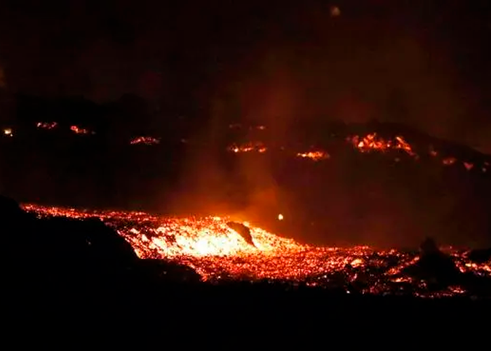 Tres coladas de erupción volcánica destruye hectáreas de la Isla