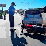 Motociclista lesionado al impactar contra carro en Camino de Oriente, Managua