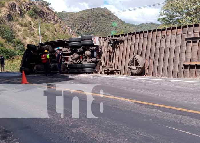 Conductor de furgón se salva de milagro tras volcarse en la Cucamonga, Esteli
