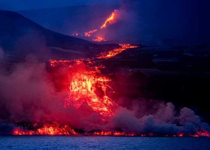 Lava del Volcan Cumbre Vieja avanza sobre zonas agrícolas y viviendas