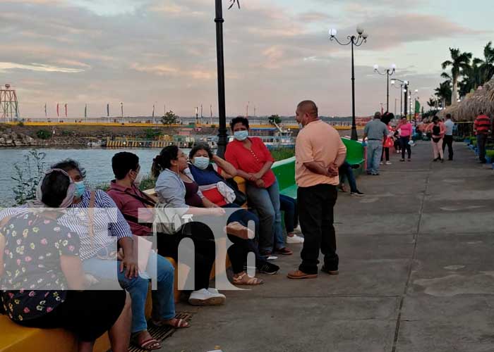 Familias visitan el Puerto Salvador Allende en Managua