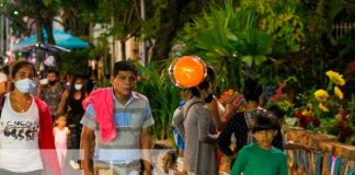 Familias visitan los altares en Managua