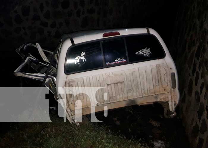 Conductor de camioneta se estrella contra un árbol en Juigalpa