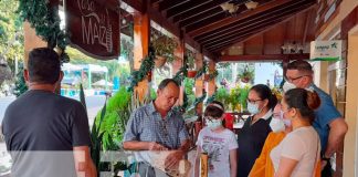 Demostración de artesanía de bambú en la Casa del Maíz, Managua