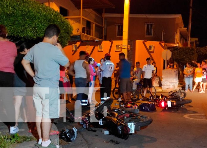 Imprudencia vial en Managua provoca encontronazo entre motociclistas