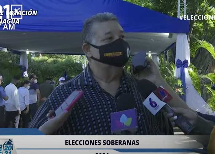 Nicaragua: Analista Moisés Absalón ejerce su derecho al voto