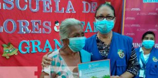 Entrega certificados a protagonistas de las escuelas de valores en Granada