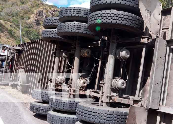 Conductor de furgón se salva de milagro tras volcarse en la Cucamonga, Esteli