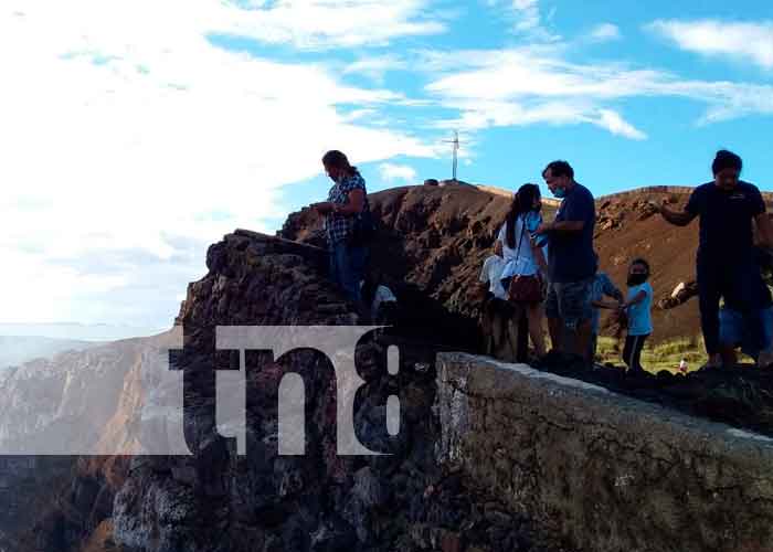 Familias visitan el Parque Volcán Masaya este fin de semana