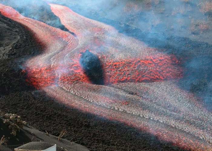 Lava del Volcan Cumbre Vieja avanza sobre zonas agrícolas y viviendas