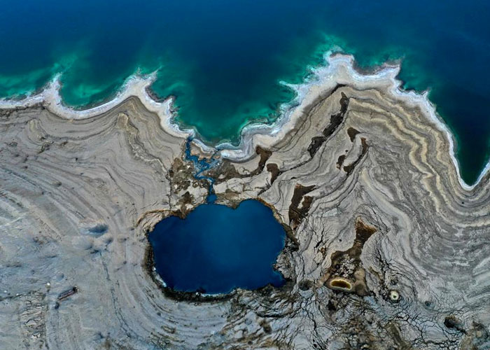 El mar Muerto se encoge y deja unos singulares cráteres 