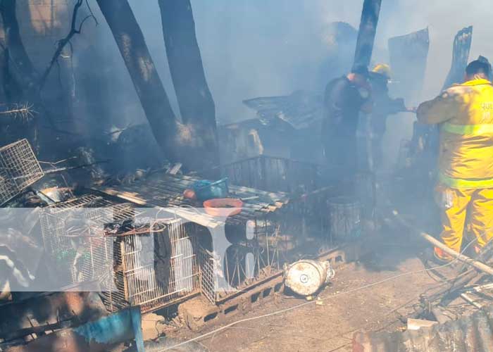 Voraz incendio consume una vivienda en la zona 4 de Ciudad Sandino, Managua