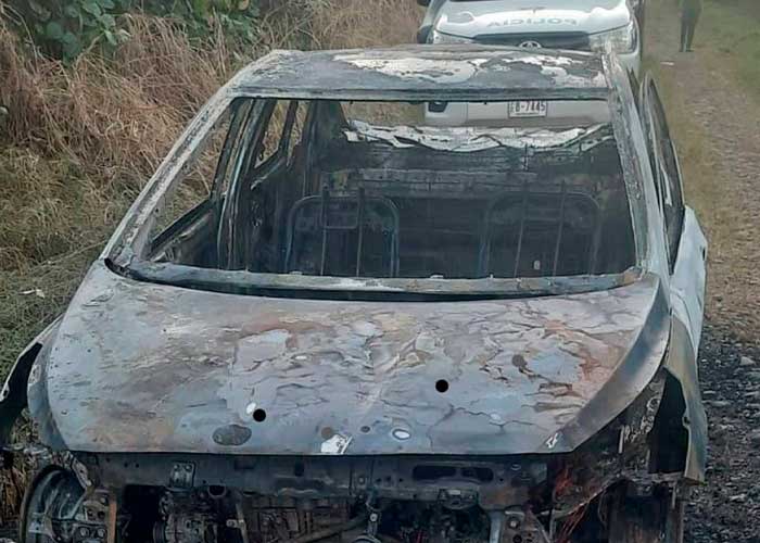 Un carro similar al de los sospechosos fue quemado a seis kilómetros de la escena del homicidio en Costa Rica.