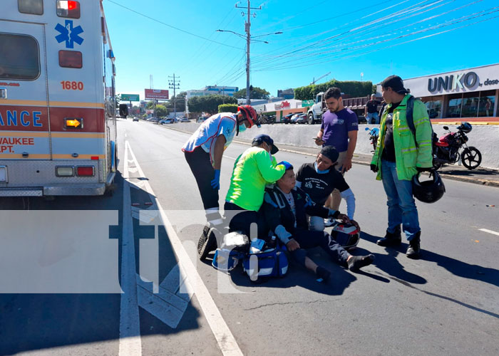 Motociclista lesionado al impactar contra carro en Camino de Oriente, Managua