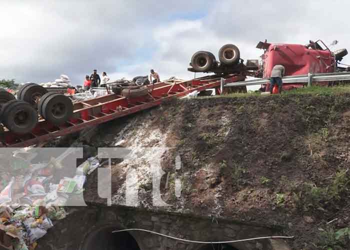 Camión cargado de Abarrotes se vuelca en Rio Blanco, Matagalpa.