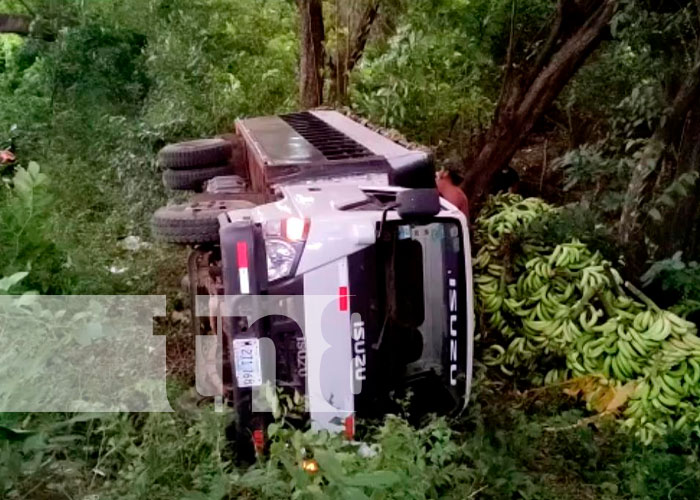 Vuelco de camión deja daños materiales en la Isla de Ometepe