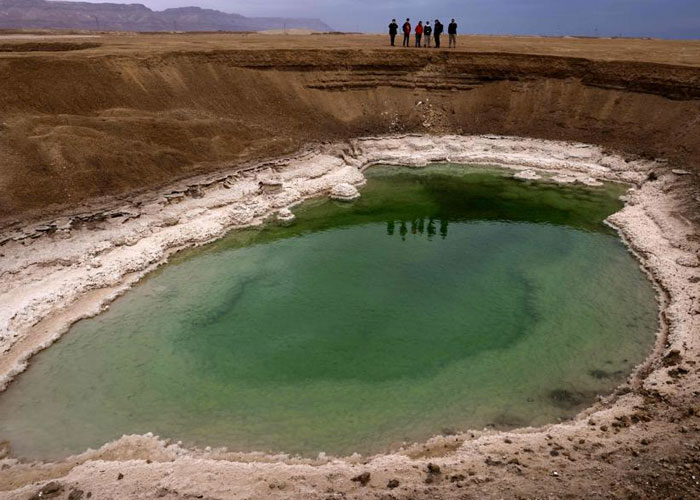 El mar Muerto se encoge y deja unos singulares cráteres
