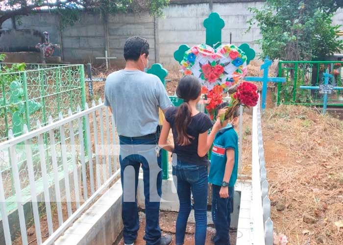 Familias de Tipitapa en cementerios durante Día de los Difuntos
