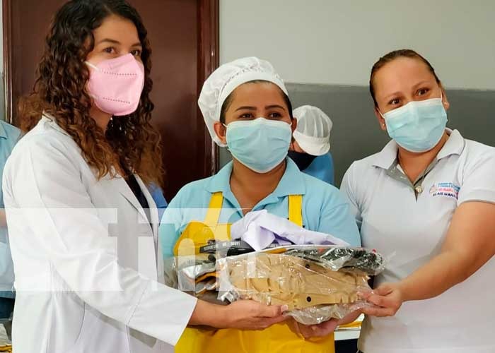 Entrega de materiales y equipos al personal de salud en Nicaragua 