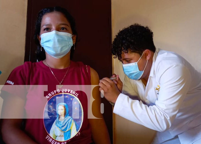Aplican vacunas contra el COVID-19 en comunidades de Río San Juan